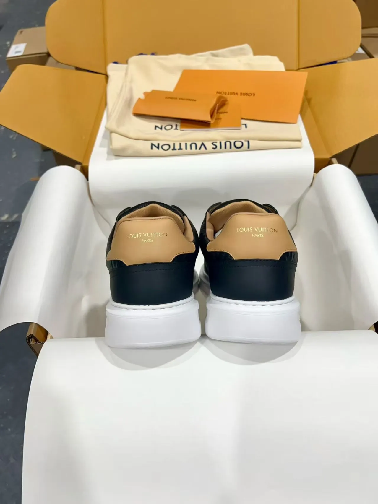 👟👟Ex-factory price 640👟👟 Vuitton Louis Vuitton Beⅴerly Hⅰll men's casual sports shoes white shoes —————————— Good looks and handsome feet, every color is huge and beautiful! A must-have item for fashionistas 🛍 Original custom-made embossed grained calfskin (not superfiber leather on the market, everyone needs to distinguish it!) symmetrical old pattern washed denim; all accessories and accessories are customized according to the original 1:1. Even the color matching of the shoelaces is customized 1:1. Original identical private model TPU outsole. Many clever little designs must have the original version to see that they are well done. The quality lies in the details! The original consistent chip tag can be directly entered into the LV official website 😏 Purchasing agent for ceiling level. Full set of Jingmei aircraft box packaging. Please look for our quality‼ ️ Please pay attention to distinguish the currency materials on the market! Code number: 37-45